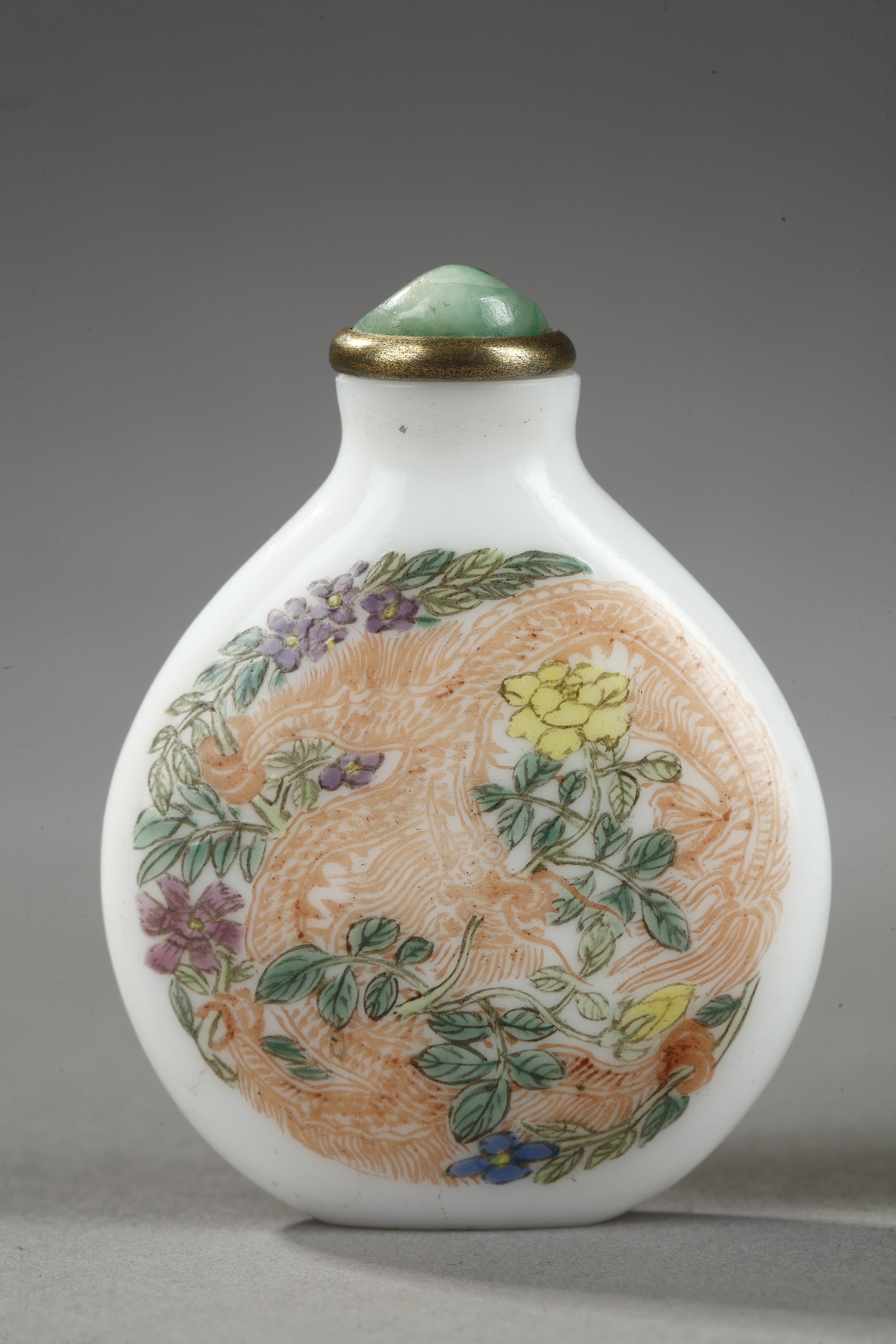Glass enamelled snuff bottle